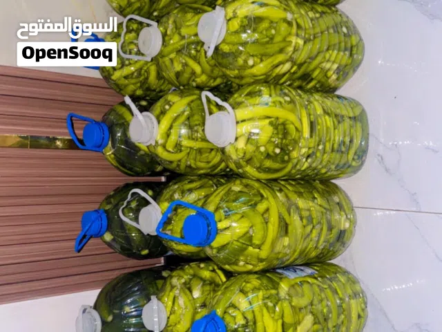 مخللات بيتية مكبوسة على الأصول (فلفل حار وخيار مقرمش)
