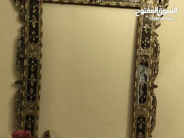 مرايا و صندوق عدد 2 صناعه سوريه مطعمة بالقصدير و الصدف بحاجه لصيانه