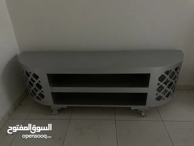 طاولة تلفزيون رمادي تصميم أنيق بحالة ممتازة