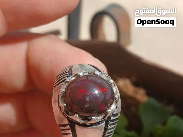 خاتم فضة قديم متوج بحجر اوبال
