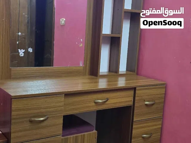 "تسريحة خشب تفصيل فخمة (7 أدراج) + كرسي منجد - بحالة الوكالة".