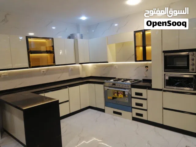 مطلوب شخص لمشاركة سكن بالفروانية