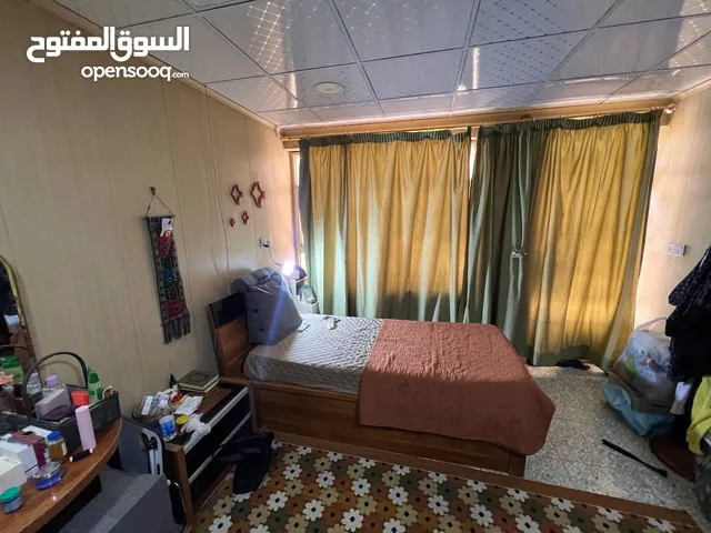 غرفة نوم ماليزي + 2 اسرة نفر + 2 كومدي + ميز تواليت