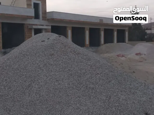 مجمع و مخازن ومزرعه للبيع على طريق الزرقاء جرش