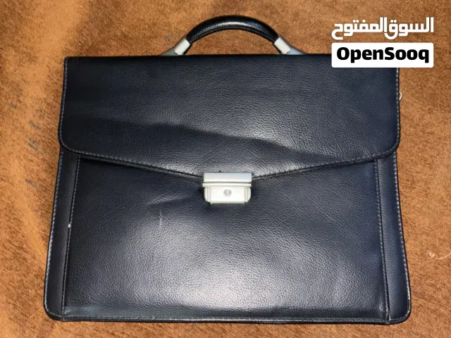 شنطه لونها اسود لرجال الأعمال