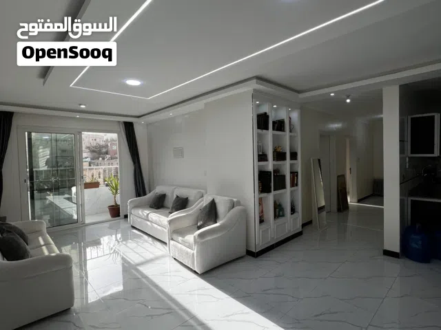 شقة فاااخرة للبيع في ارقى احياء صنعاء وبسعر مناااسب جنوبي غربي دافيه ومهويه من كل الجهات مساحة صافية