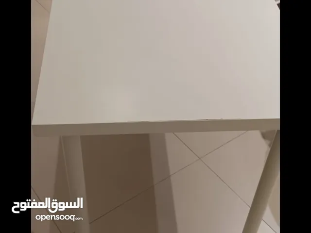كرسي وطاولة