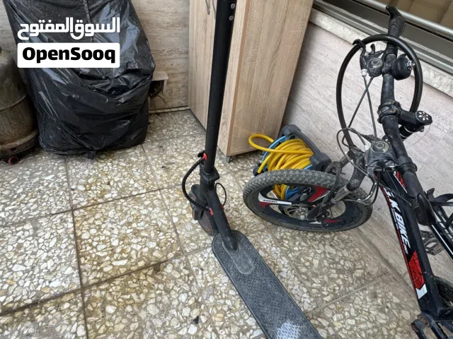 سكوتر كهربائي للبيع كلشي ما بيه بطاريه فول تجي هي وشاحنتهه وقفلها ومفتاح القفل بس ذيل السكوتر مكسور