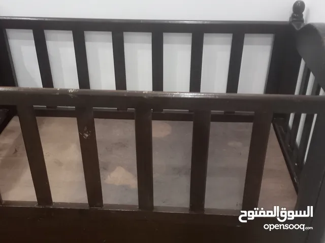 مستلزمات اطفال :تخت اطفال  خشب وكرسي اطفال