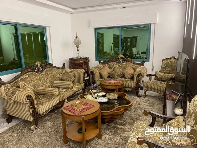 كنب غرفة ضيوف سبع مقاعد بحالة جيدة للبيع