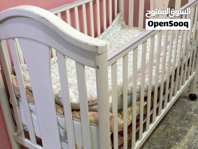 سرير أطفال نضيف