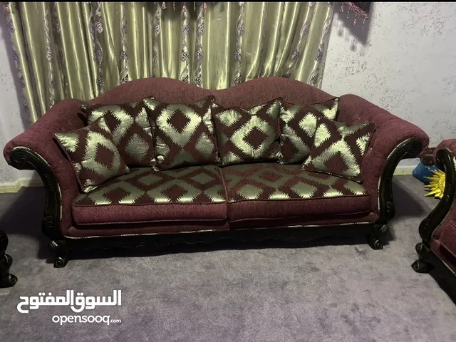 كنب جديد وكاله صنع الخليج يحتوي على 4 قطع 2 كبير ثلاثي 2 صغير فردي السعر 250 دينار.