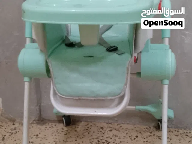 مقعد سياره للاطفال وكرسي طعام بحاله جيده