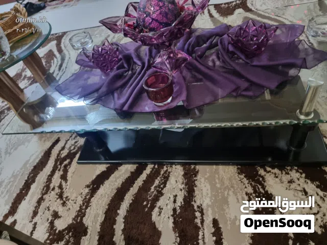 طاولتين زجاج لغرف الضيوف وحدة وسط زجاج كبيرة مستطيلة وطاولة زاوية مربعة ثقيلات جدا وزجاج سميك ....