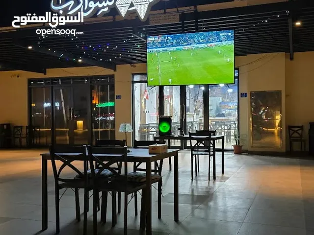 فرصه مطعم للبيع مع ترس خارجي كبير مميز على الشارع العام نشط في قلب الخوير