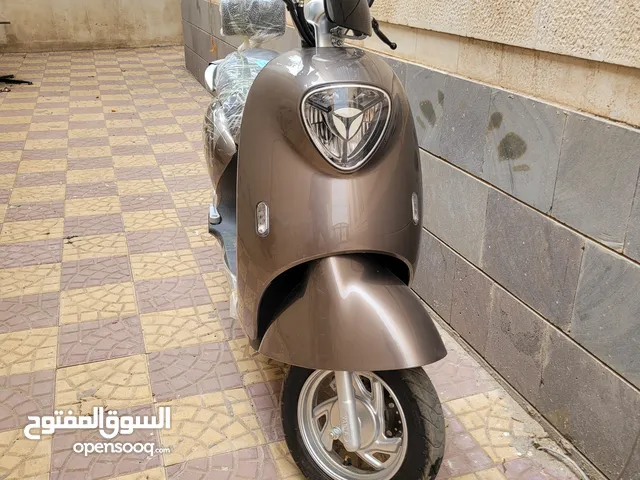 متر كهرباء Yadea M6 بالشحنة الواحدة يمشيك 70 -75 كيلو للبيع