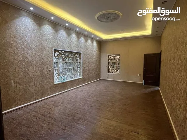 250m2 4 Bedrooms Townhouse for Sale in Basra Maqal