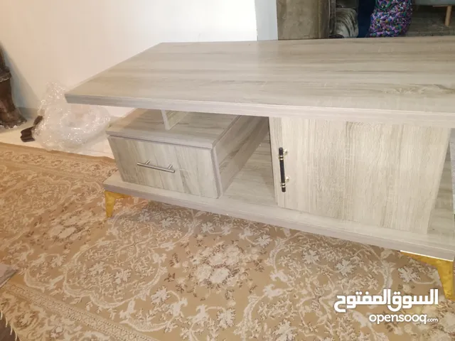 ترابيزه لمينيت بالكامل رجلين ستيل لون ذهبي الترابيزه بالكرتونه ولا خدشه الله يطرح البركه