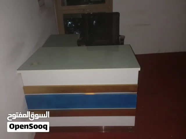 ثلاث مكتب واتنين كراسي لي البيع