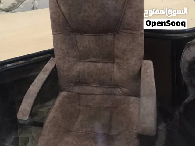 مكتب خشب متين جداً للبيع مع 3 طاولات جانبية وكرسي. الحالة: مستعمل بحالة جيدة جداً. الخشب ثقيل ومضغو