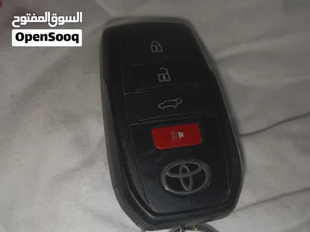 للبيع مفتاح تويوتا لاندكروزر LC300 أصلي (وكالة) بحالة ممتازة