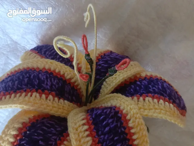 وردة كروشيه يدوية فاخرة هدية مثالية للتوجيهي أو أي مناسبة – مع تغليف أنيق وكرت