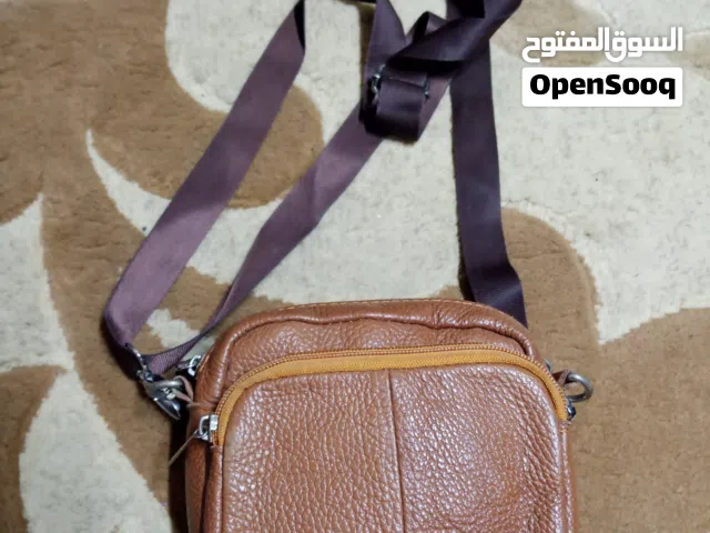 حقيبة وشنطة جلدية فاخرة وانيقة صغيرة للرجال بلون عسلي فاخر مصنوعة من الجلد الأصلي الطبيعي 100 ٪