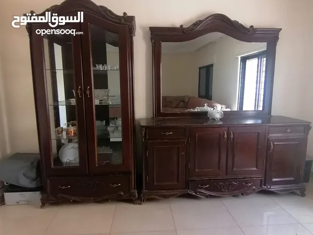 اثاث غرفة جلوس بحالة جيدة مع كافة ملحقاتها