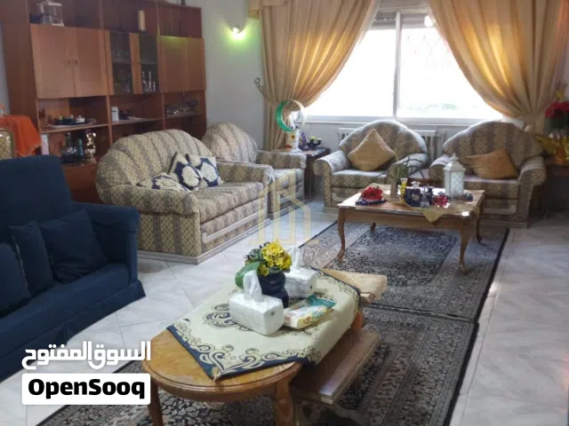 خلف فندق الفيرمونت شقة شبه ارضي 140م مفروشة جزئي بسعر مغري / ref 1295
