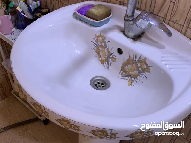 مغسلة حمام نظيفة وم بيها اي كسر او ضرر