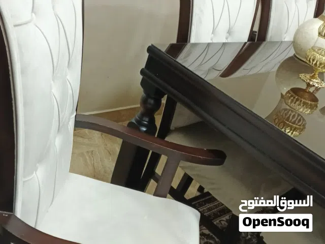 طاولة سفرة بحالة ممتازة