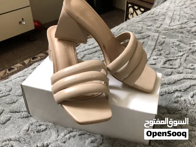 احذيه نسائيه واحد جديد والتاني مستعمل بحاله وكاله الأبيض بخمسه والتاني باربعه