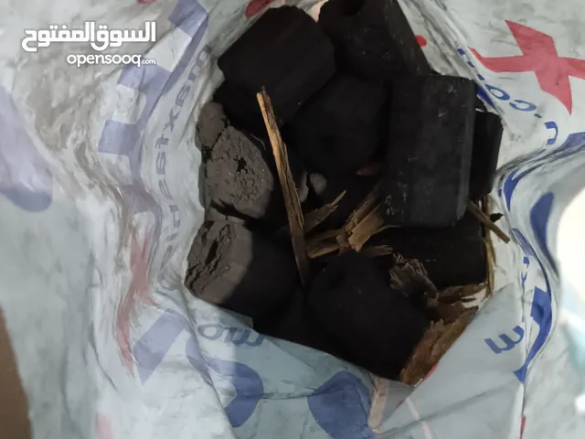 تقريبًا 27 قطعة فحم تركي مع قطع خشب للبر