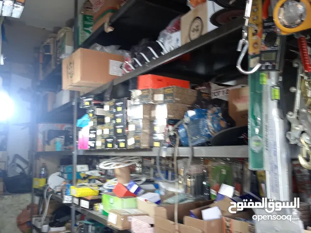 محل مواد بناء كامل مع بضاعة ورفوف كامل بداعي السفر البضاعة المقدرة في المحل 70 الف والمطلوب 50 الف