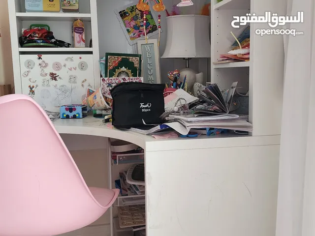 مكتب البض بحاله جيده ..فقط عليه ستيكرات من الجانب desk in good condition only stickers on the side