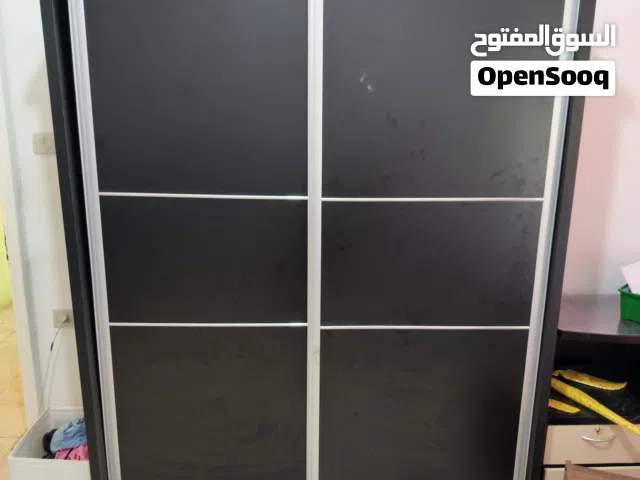 خزانة فنادق بحالة الوكالة بس بدي اغير ديكور غرفة بنتي لأبيض بسعر البلاش عشان أبيعها بسرعة