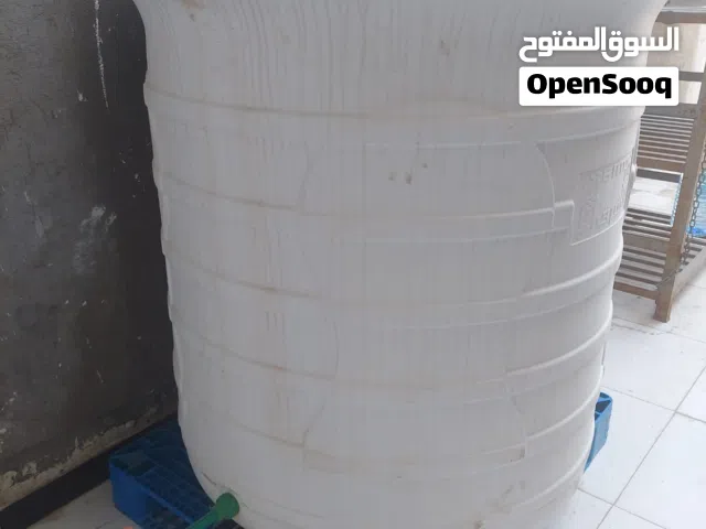 برميل ماء طن ونص للبيع  واللواح المنيوم شخاطه 11 قطعة  وارضيه لاصقه نقشت الخشب 40 متر