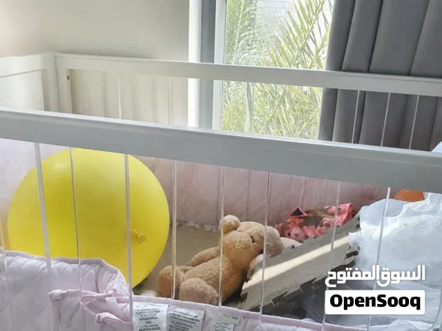 سرير اطفال مع طاولة تخزين و تغيير  convertible crib / changing table