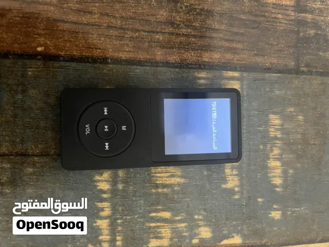 السلام عليكم ام بي ثري و جهاز تسجيل و رايدو و بيه منبه و ايضا مساحة كافية لتحميل الصور و المسجلات