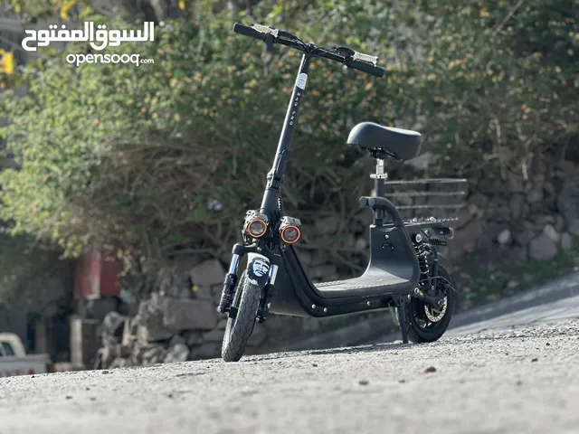 اسكوتر كهربائي اسود موديل 2024 شبه جديد استخدام شخصى نظيف جدآ