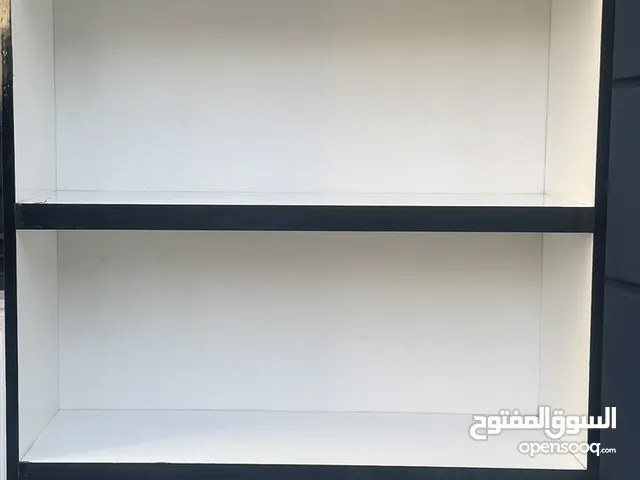 رفوف محل مع عارضات للبيع