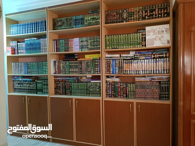 خزانة كتب ( مكتبة) خشب لاتيه بحالة ممتازة للبيع