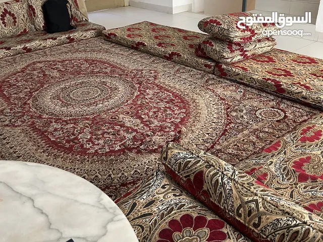 للبيع جلسه ارضيه وسجادتين عجمي