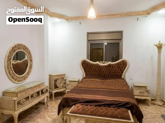 غرفة نوم كلاسيكية فخمة خشب متين وتصميم ملكي