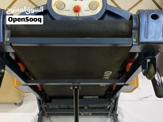 مشاية رياضية بحالة جيدة جدًا مناسبة للمنزل أو الصالة الرياضية، تعمل بشكل ممتاز وسهلة الاستخدام، تحتو