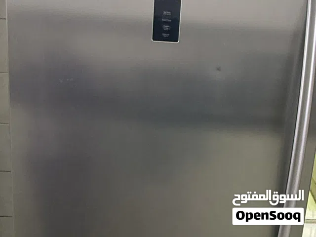 ثلاجه وتتحول إلى فريز ايضاً نظيفا