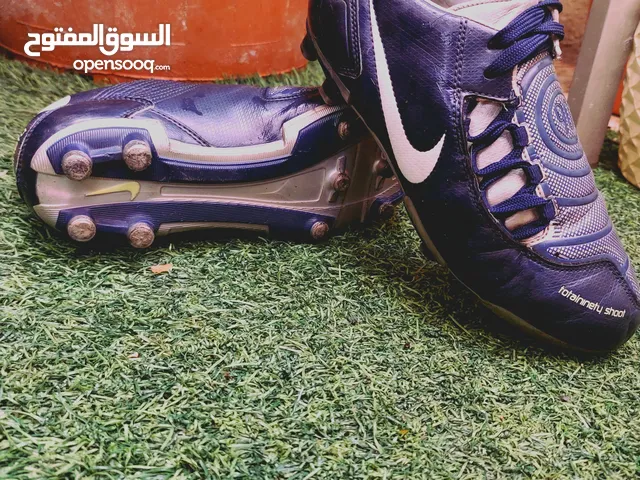 حذاء رياضي للبيع