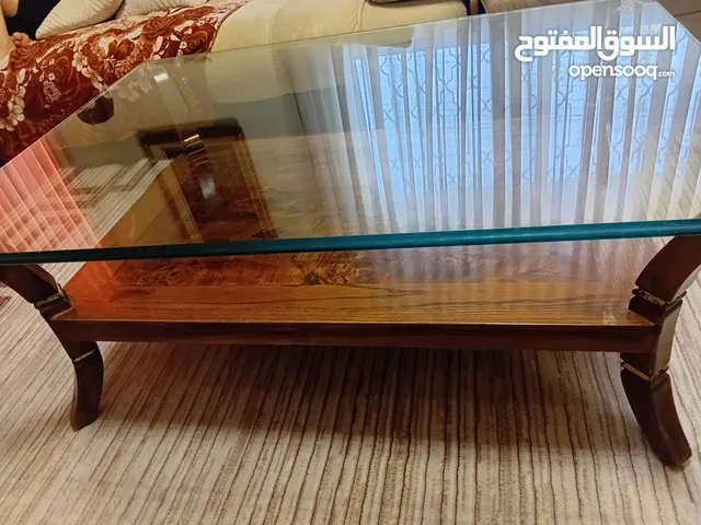 طاولة زجاجية مع قاعدة خشبية(خشب طبيعي) يوجد خدوش