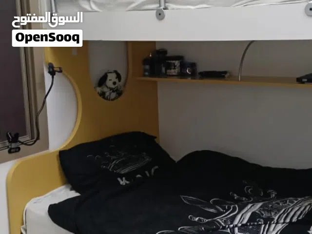 ثلاث سراير فيو شي مرتب ونظيف الساعه ثلاث اشخاص في ظرف تحت تنفتح وفوق فوق وبالنص