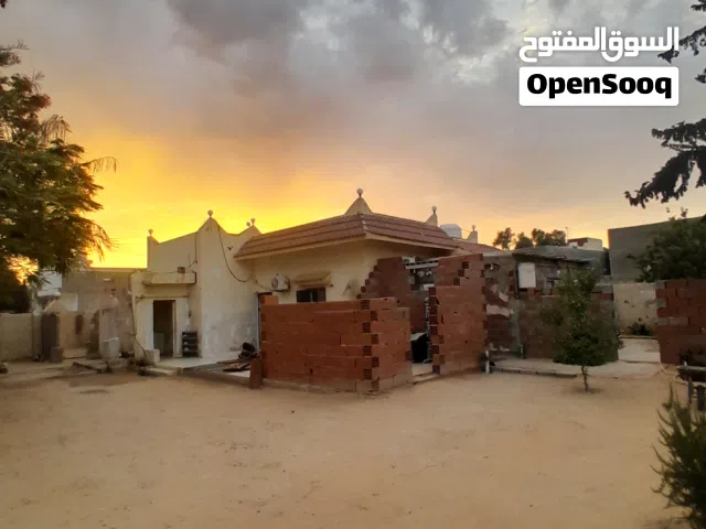 منزل 5 الديار وصالة وكجينتين وزوز حمامات وزوز مخازن السعر 470 ألف المكان عين زارة الاستراحة الحمرة